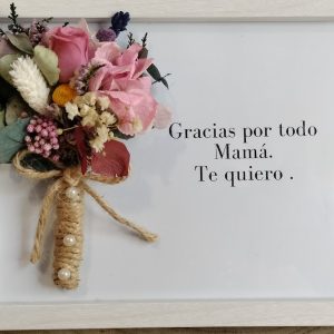 Marcos con ramo y mensaje