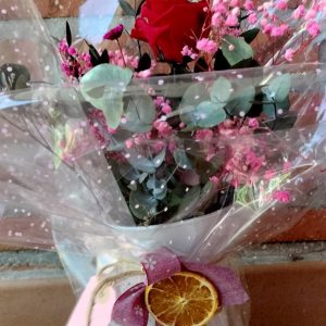 Lechera con rosa eterna.